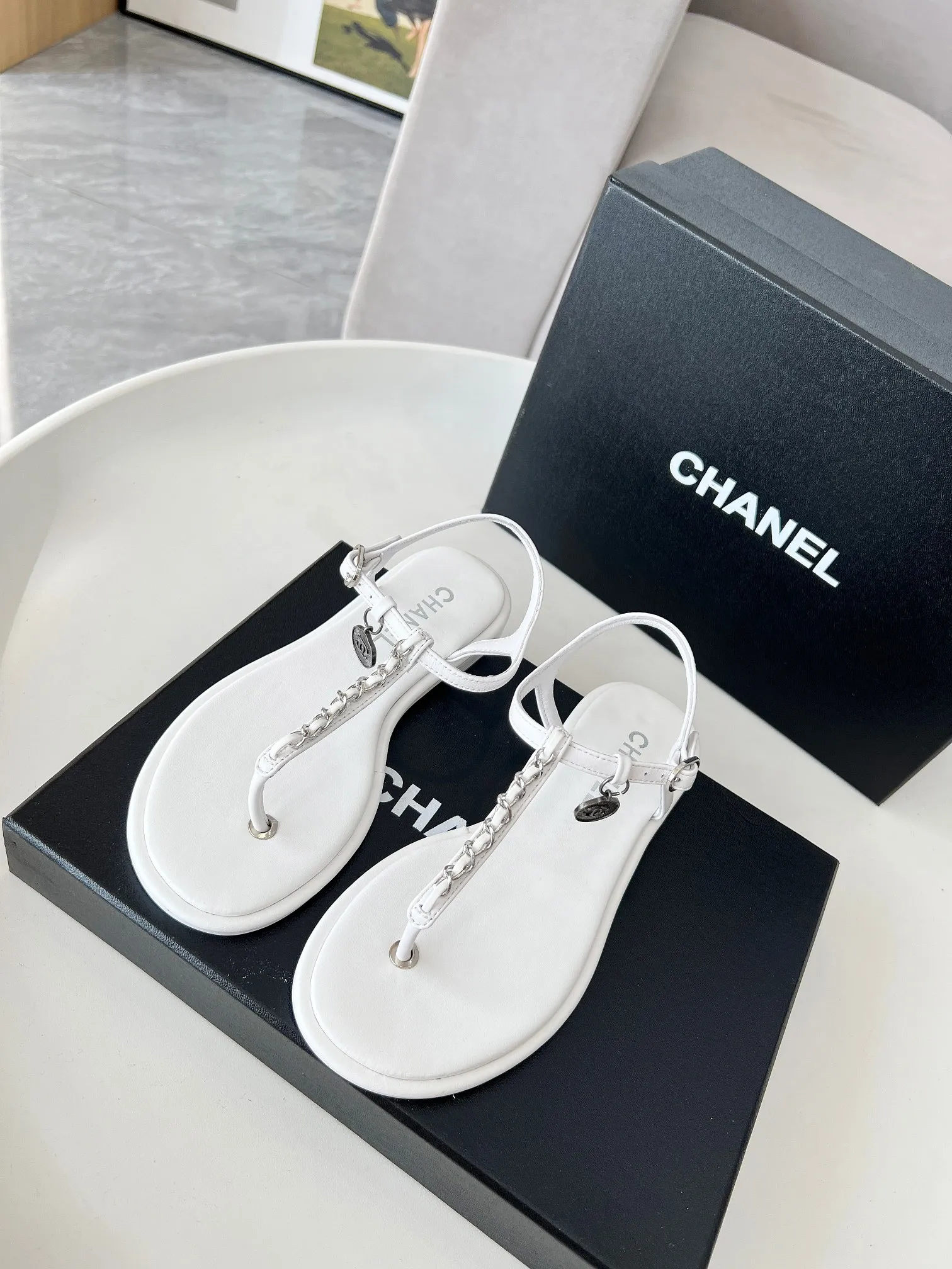 👟👟Ex-factory price 380👟👟 Genuine leather sole +40 CHANEL2025 Xiaoxiang new classic flip-up sandals👡 👄Original 1:1 molded logo🧡Exudes lasting charm Xiaoxiang sandals👡Vivid intellectual elegance👥Brings out the unique beauty of women👩‍🦰 Fabric: Sheepskin Lining: Imported sheepskin , Outsole: Rubber outsole (leather outsole) Color: black/apricot/white, code number: 35-40 (41-41 customization is non-returnable and non-exchangeable) Leather outsole, rubber sole